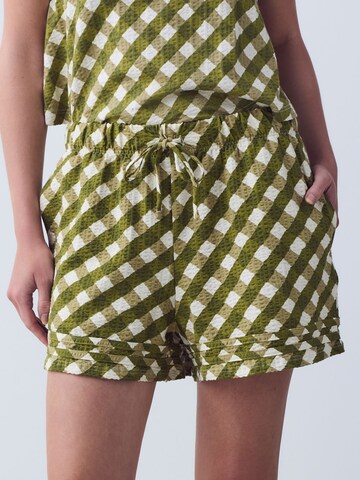 Next Regular Shorts in Grün