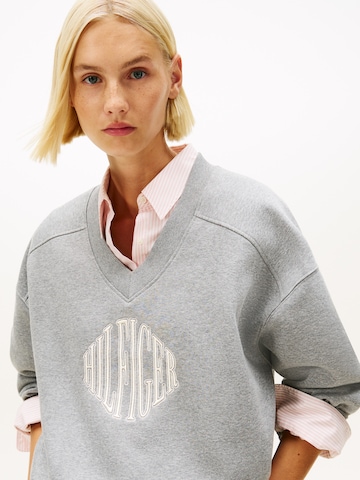 TOMMY HILFIGER - Sweatshirt 'VARSITY ' em cinzento