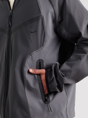 Nike Sportswear - Casaco funcionais 'Windrunner' em cinzento