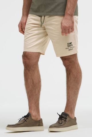 CAMP DAVID Regular Basic Shorts aus Twill mit Elastikbund in Beige: Vorderseite