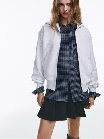 Pull&Bear Jopa na zadrgo | siva barva: sprednja stran