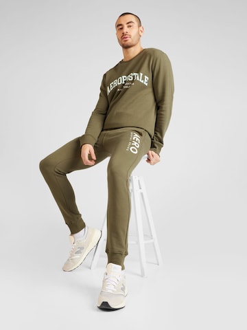 Tapered Pantaloni sportivi di AÉROPOSTALE in verde