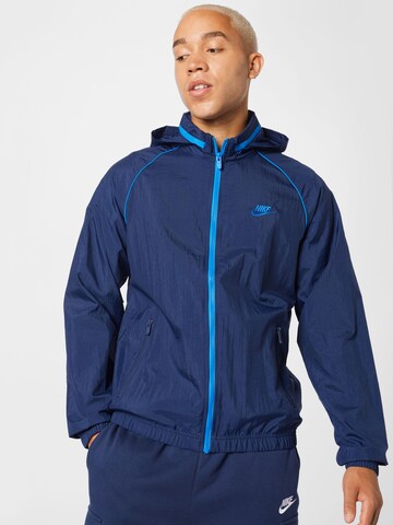 Veste fonctionnelle Nike Sportswear en bleu : devant