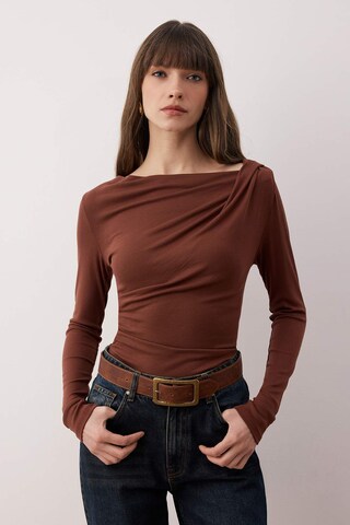 Trendyol - Camiseta en marrón: frente