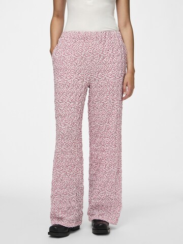 Regular Pantalon 'LALA' PIECES en rose : devant