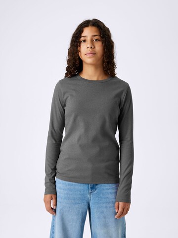 TWO SOON Bluser & t-shirts i grå