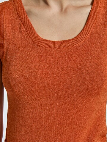 Top in maglia 'Remi' di Peppercorn in arancione
