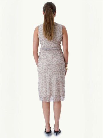 Abito ' Saga ' di TEESHOPPEN in beige