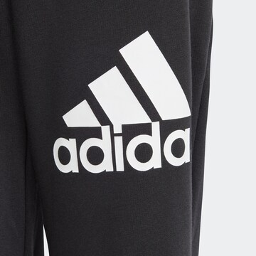 ADIDAS SPORTSWEAR - Tapered Calças de desporto 'Essentials' em preto