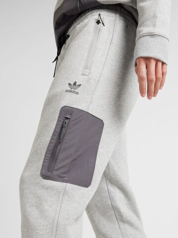 Tapered Pantaloni di ADIDAS ORIGINALS in grigio