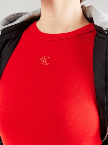 Rochie de la Calvin Klein Jeans pe roșu