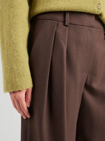 & Other Stories Широкий Брюки со складками 'Hanni' в Коричневый