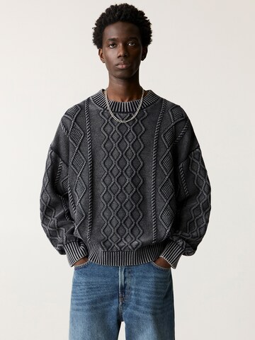 Pull&Bear Sweater in Black: front