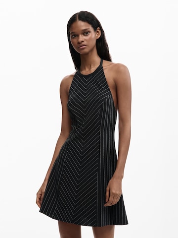 Rochie de la Desigual pe negru: față