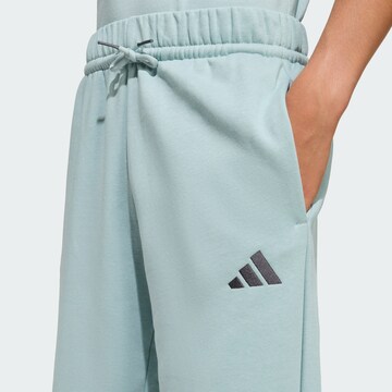 ADIDAS SPORTSWEAR - Tapered Calças de desporto 'Slogan' em verde