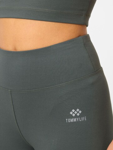 Completo sportivo di Tommy Life in grigio