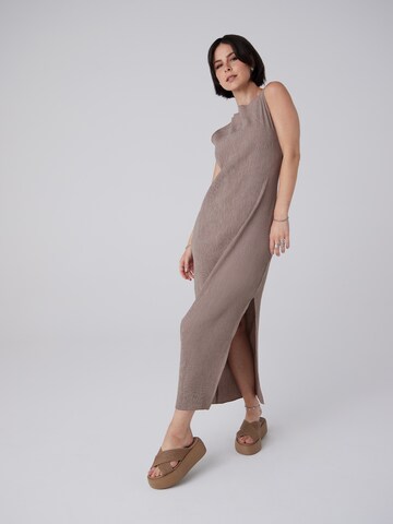 A LOT LESS Dress 'Amalia' in Brown: front