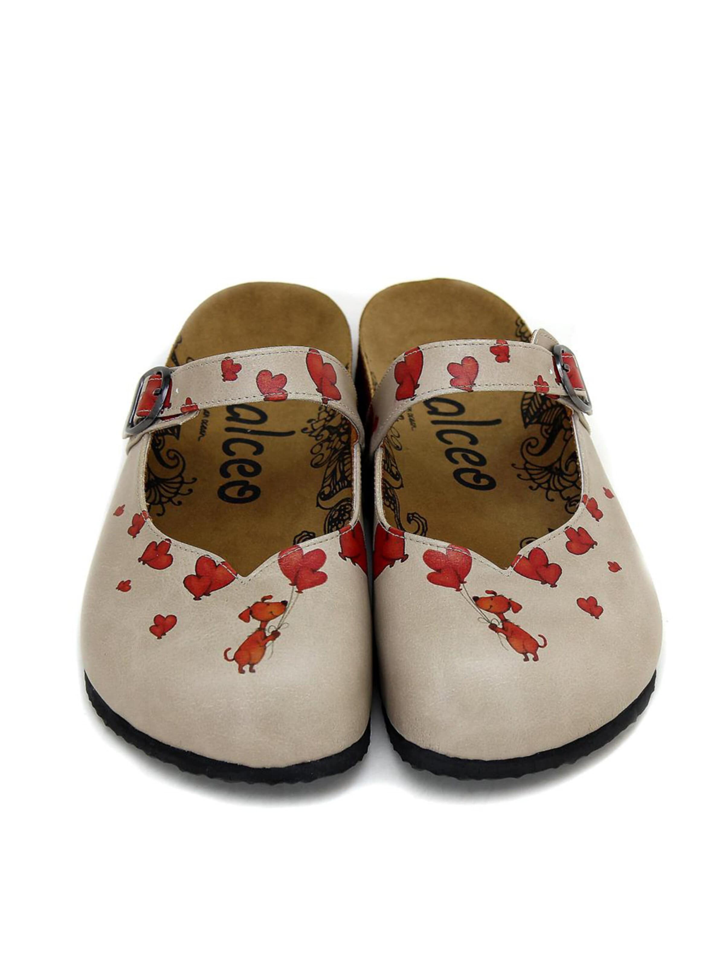 Clogs 'Women Calceo Beige Clogs CAL2210 with hearts and dog' di Goby in beige