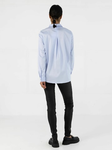 Coster Copenhagen Koszulka ' Fitted ' w kolorze niebieski