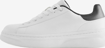 Sneaker bassa di Pull&Bear in bianco: frontale