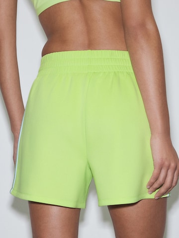 regular Pantaloni sportivi di Next in verde