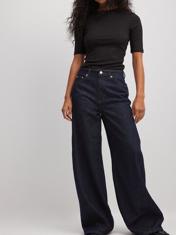NA-KD Wide leg Jeans in Blue: front