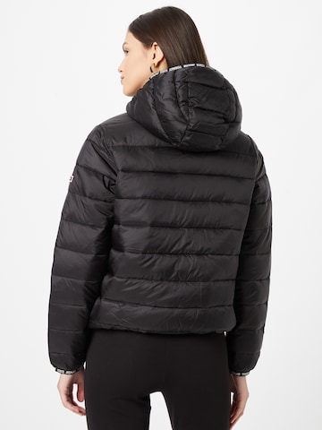 Tommy Jeans Regular Jacke in Schwarz