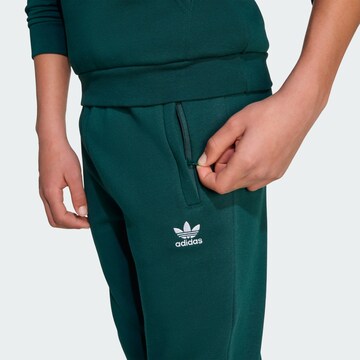 ADIDAS ORIGINALS Tapered Παντελόνι 'Trefoil Essentials' σε πράσινο