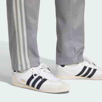 ADIDAS ORIGINALS Szabványos Nadrág 'Adicolor Classics Beckenbauer' - szürke