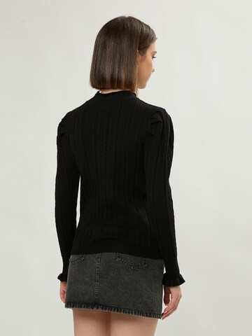Influencer Пуловер в черно