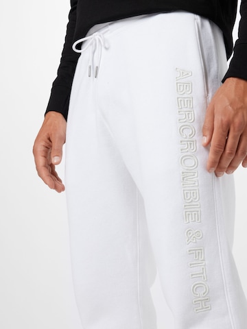 Abercrombie & Fitch - Tapered Pantalón en blanco