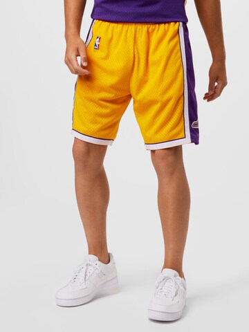 Mitchell & Ness Loosefit Παντελόνι 'LOS ANGELES LAKERS ' σε κίτρινο: μπροστά