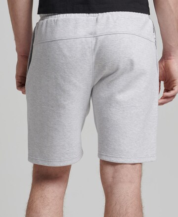 Superdry Regular Sportshorts in Grau