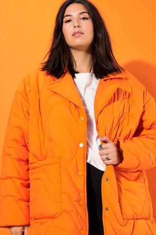 Studio Untold Tussenjas in Oranje