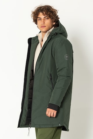 Ron Tomson Wintermantel, Model trägt Größe M in Grün