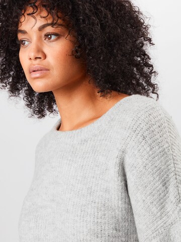 ABOUT YOU Curvy Pullover 'Mina' in Grau