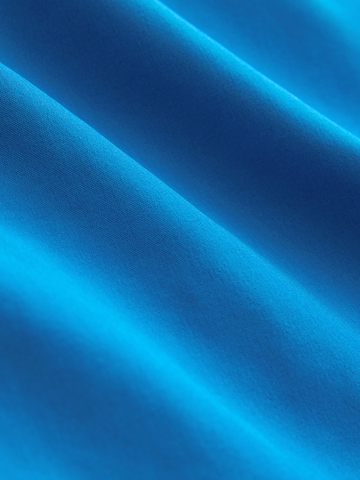 zils Next Peldšorti 'Essential Motion'