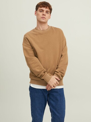 JACK & JONES - Sweatshirt 'Kam' em castanho: frente