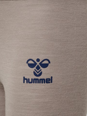 Hummel Slimfit Sporthose in Braun