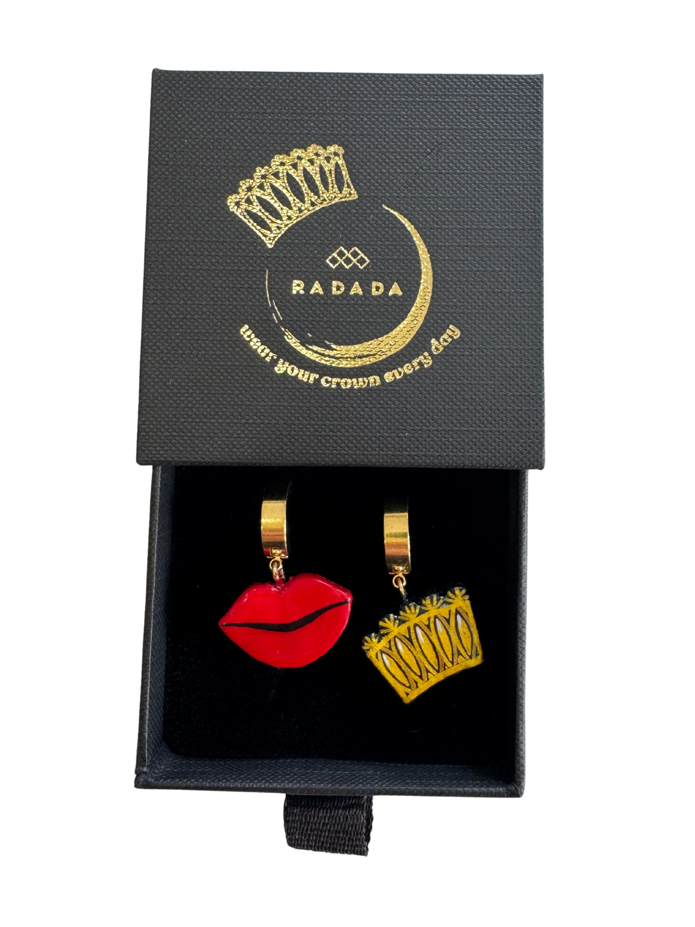 RADADA Oorbellen 'Golden Crown & Red Lips' in Rood: voorkant