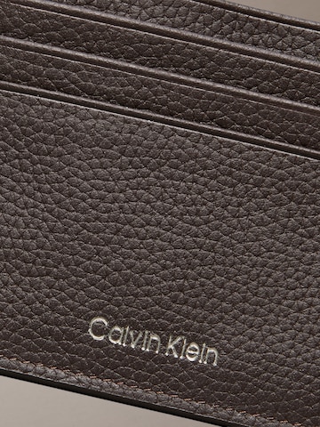 Calvin Klein - Estuche en marrón