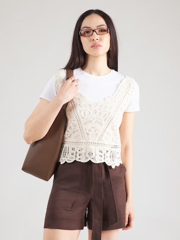 Top brodat de la GUESS pe bej: față