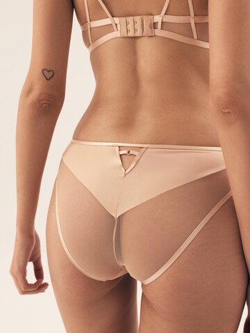 Panty 'Slip Nuts, hoher Beinausschnitt, dekorative Zierriemen' di ESOTIQ in beige