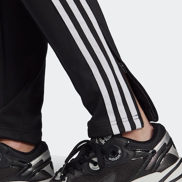 Coupe slim Pantalon ADIDAS ORIGINALS en noir
