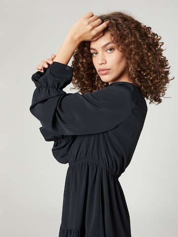 Robe 'Liliana' A LOT LESS en noir