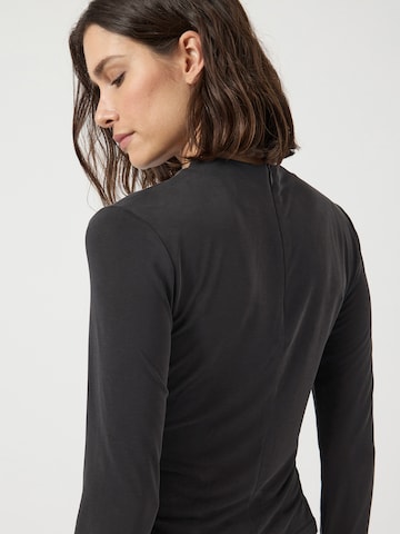 Tricou 'YASLYSA' de la YAS pe negru
