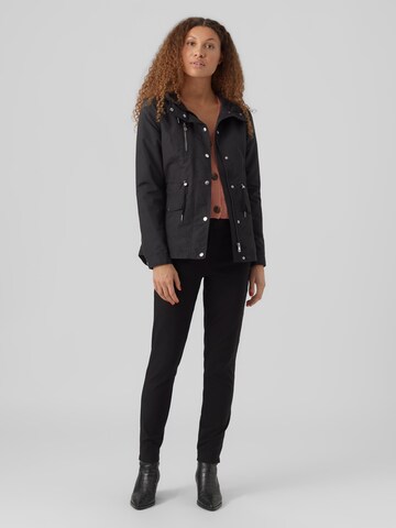 juoda VERO MODA Demisezoninė parka