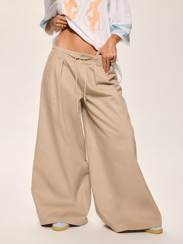 Kamila Šikl Loosefit Παντελόνι πλισέ σε μπεζ: μπροστά