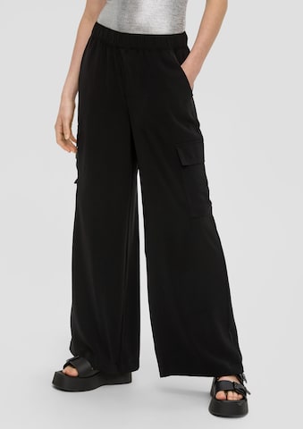 QS Wide leg Cargo trousers in Black: front