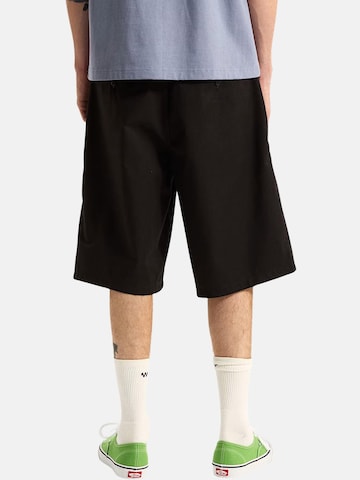 VANS Loosefit Chinohousut 'Authentic' värissä musta